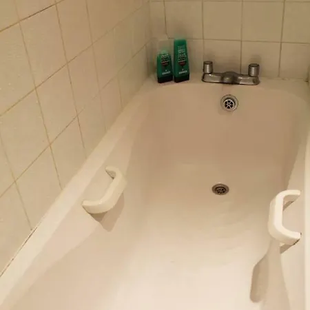 Апартаменты Nice Spacious In Quiet Area With Balcony *